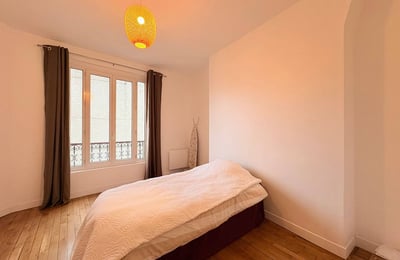 Rent of a 2-room apartment with a balcony and tower view, 48 m², Paris, France